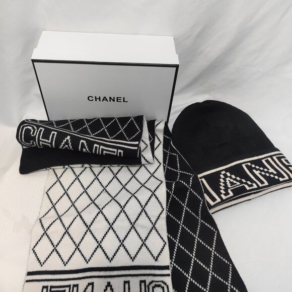 Chanel Monochrome Diamond Pattern Scarf and Beanie Set - Picture 4 of 4